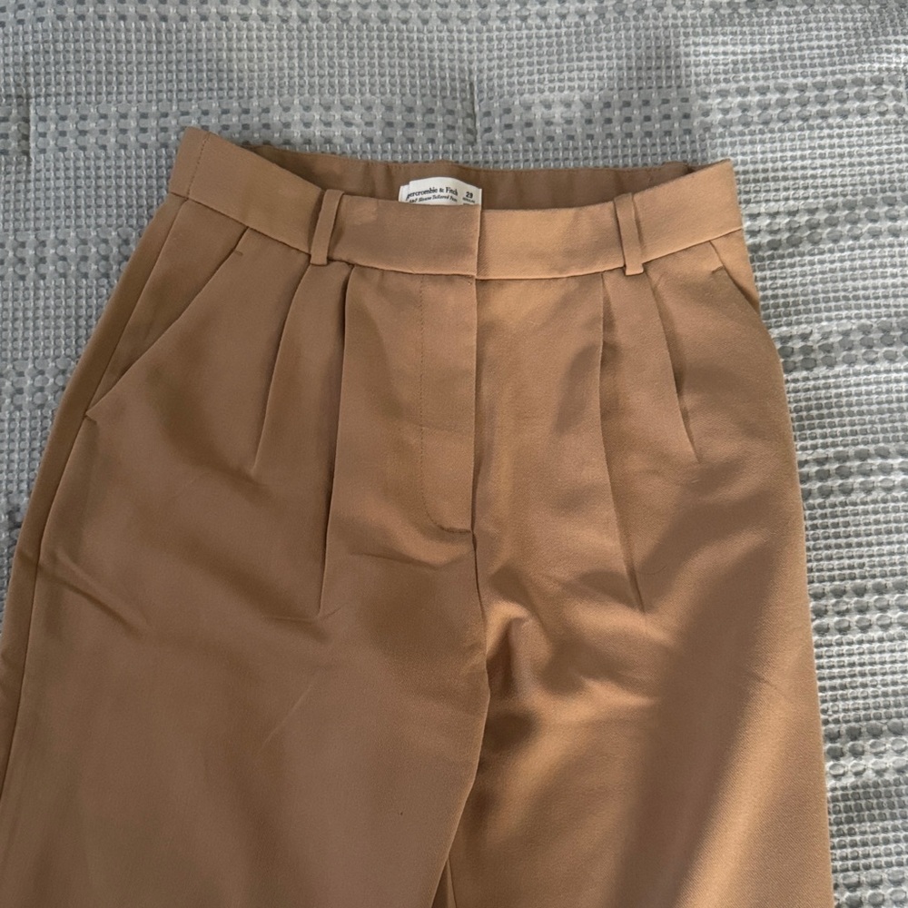 Abercrombie Sloane High-Waist Pleated Tan Trousers - size 29 regular
